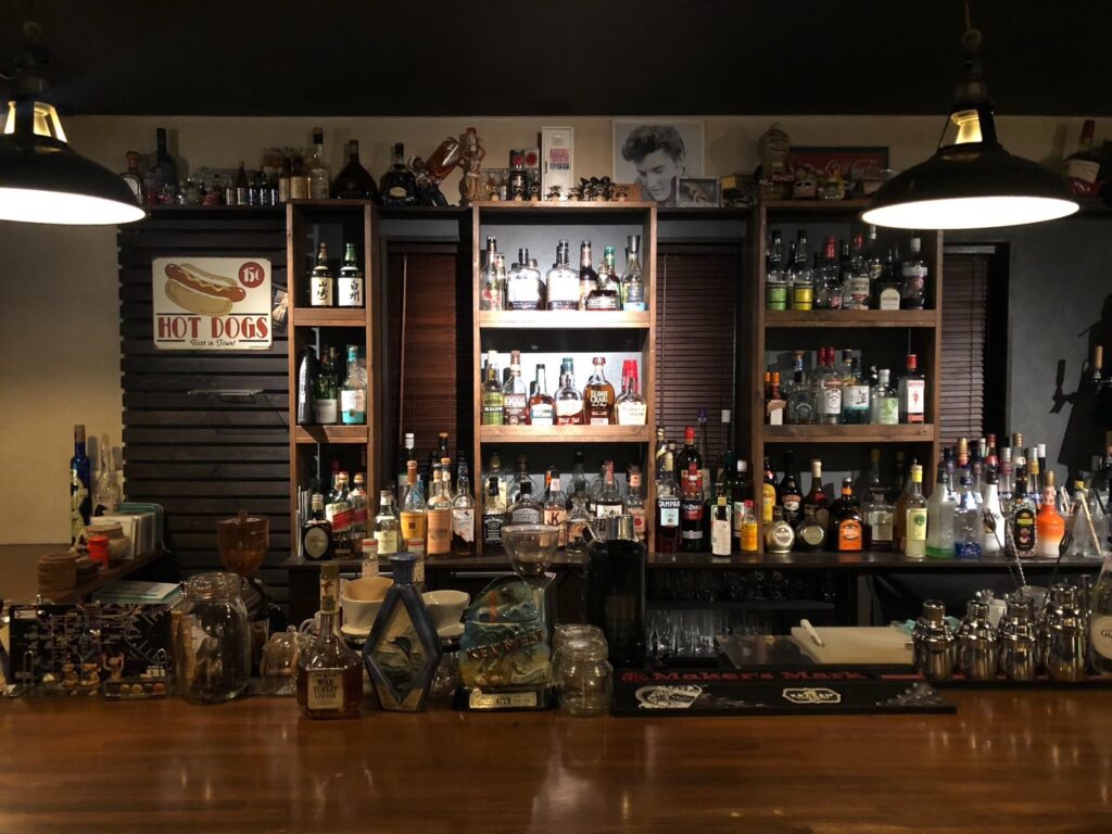 「BAR UPPER EAST SIDE」は川越駅徒歩5分でウィスキーやカクテル種類も豊富。茂木さんの接客を通して、人と人が繋がり、バーやお酒の魅力を伝える｜川越観光やグルメ情報満載！