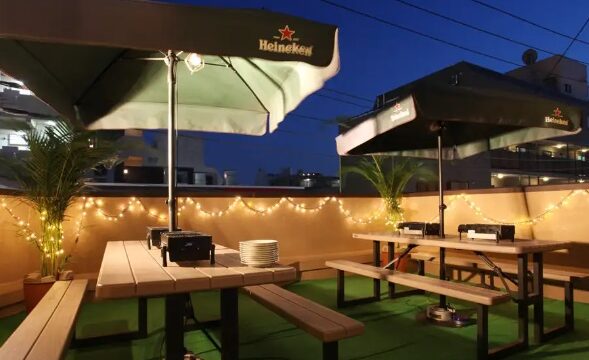 2.雨でも安心な屋内席とテラス席がある「ビアガーデンのあるお店 Grill＆Bar Ken Spirits」